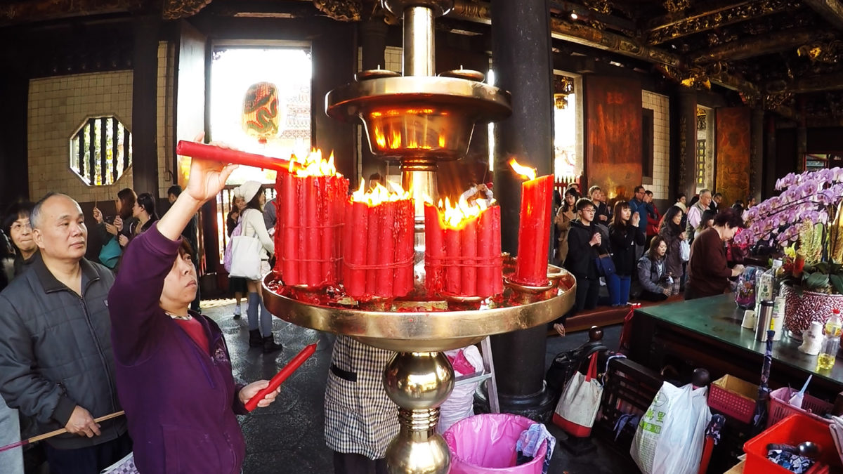 longshan temple pray candles