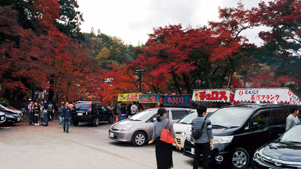 korankei-red-leaves-parking