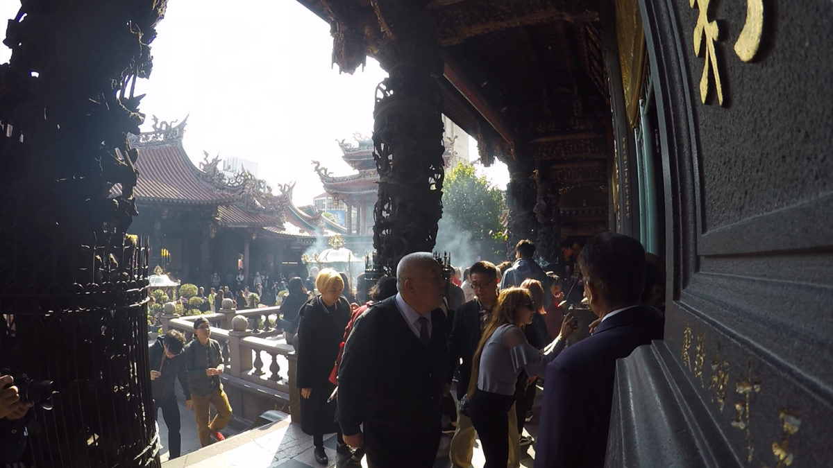 longshan-temple-pray