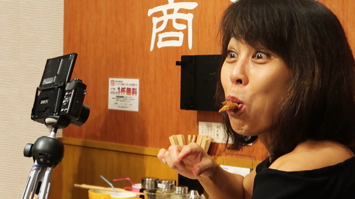 tomoko eats gyoza selfie